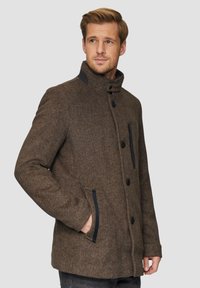 Bruine wollen mixjas met een hoge kraag, knopen aan de voorkant en zwarte textielaccenten op de zakken. Heeft een gestructureerde afwerking en een getailleerd ontwerp.