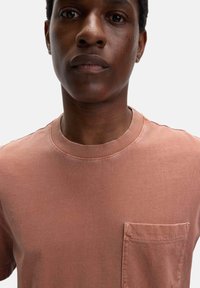 Marks & Spencer PURE GARMENT DYED - Jednoduché tričko - burnt sienna