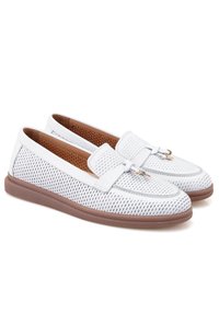 Witte geperforeerde loafers met een bruine rubberen zool en kleine metalen accenten. Heeft een traditionele instapontwerp met een gladde leren afwerking.