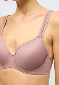 Fialová podšitá podprsenka s hladkými košíčkami a nastaviteľnými ramienkami. Disponuje štandardným spodným pásom a jemnými švami.
