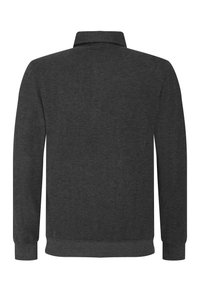 Dunkelgrauer Pullover mit langen Ärmeln und Kragen. Weicher, strukturierten Stoff. Gerippte Bündchen und Saum ohne sichtbare Logos oder Muster.