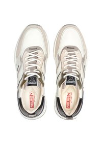 Zapatillas blancas y beiges con acentos de ante y cuero; suelas gruesas y blancas; parte frontal con cordones; etiqueta de la marca en la lengüeta; paneles laterales texturizados.
