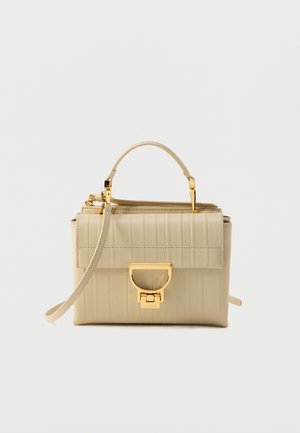 Beige handtas met verticale geribde textuur, hardware in goudkleur, een handvat bovenop en een afneembare schouderriem. Ritssluiting.