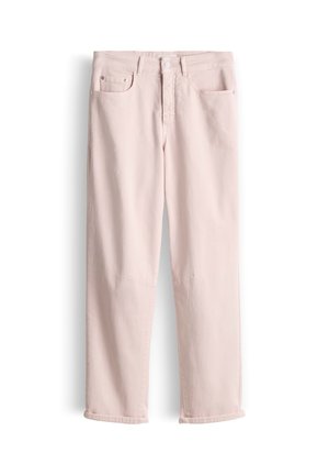 Hellrosa Jeans mit geradem Bein, vorne mit Knopf- und Reißverschluss, Gürtelschlaufen und Fünf-Taschen-Design, flach auf einem weißen Hintergrund liegend.