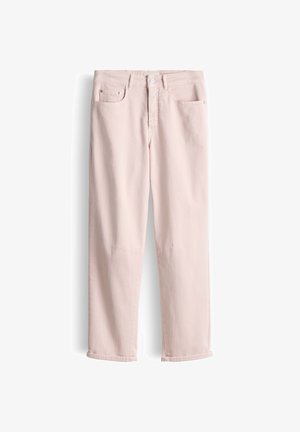 Hellrosa Jeans mit geradem Bein, vorne mit Knopf- und Reißverschluss, Gürtelschlaufen und Fünf-Taschen-Design, flach auf einem weißen Hintergrund liegend.