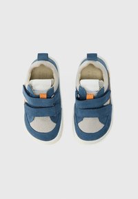 Μπλε και μπεζ αθλητικά παπούτσια με πάνελ από δίχτυ, λουριά με βέλκρο και λευκή ελαστική σόλα. Μικρή πορτοκαλ ί λεπτομέρεια κοντά στη φτέρνα.