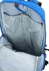 Un sac à dos bleu avec un intérieur gris, comportant un compartiment principal et une poche à cordon. Une texture lisse et des zippers robustes sont visibles.