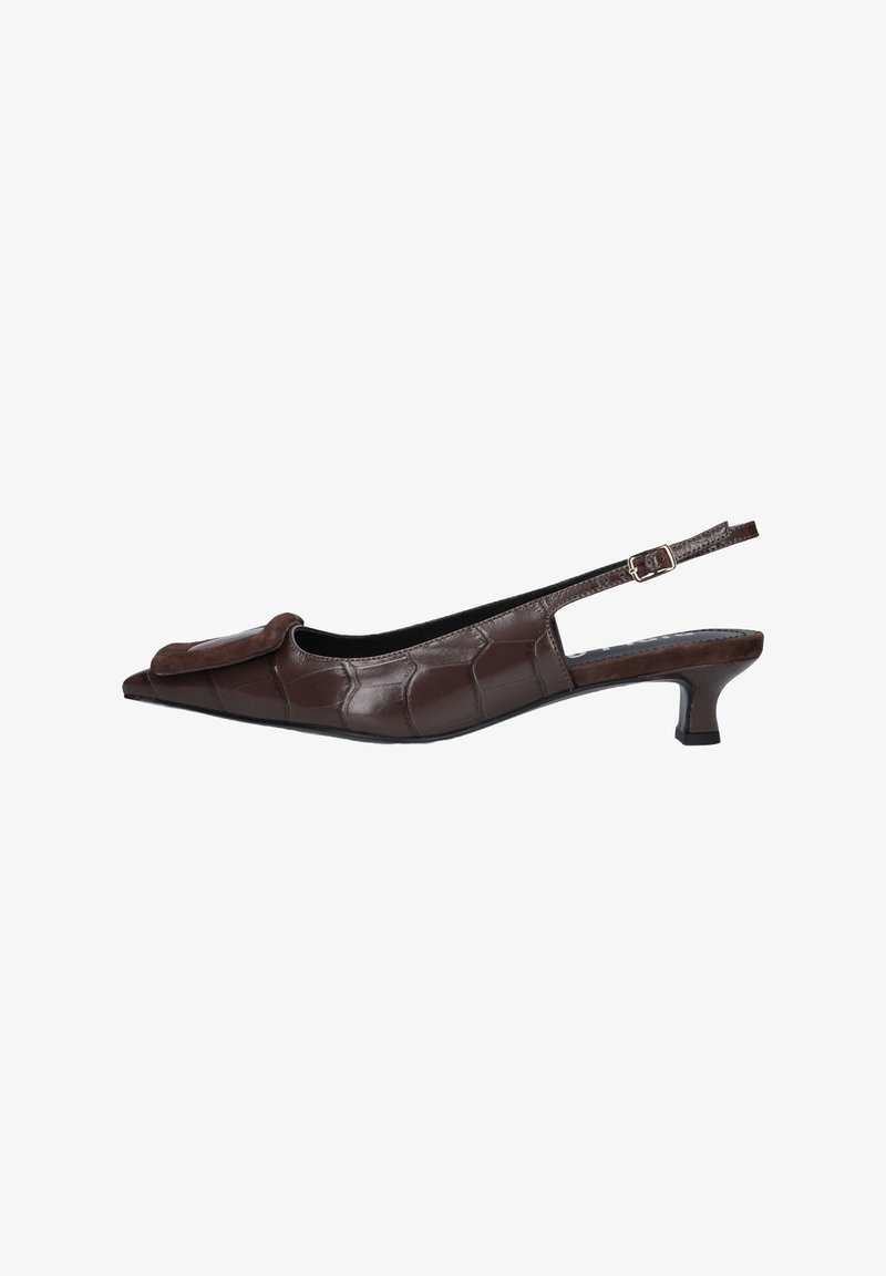 Bruine slingback schoen met spitse neus, met een gestructureerd krokodillenpatroon, een enkele versiering aan de voorkant en een lage, stevige hak.