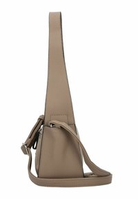 Sac bandoulière en cuir beige avec une finition texturée, un profil slim, une bandoulière réglable et une poche zippée pour un rangement sécurisé.