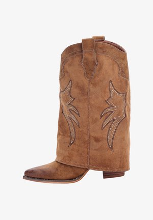 Bottes de cow-boy en daim marron avec un bout pointu, des coutures décoratives en motif de feuille et un talon bas empilé. Comprend une languette de traction sur le dessus.