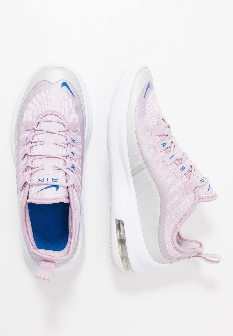 Ljusrosa sneakers med nätstruktur, böjd design, vit sula och blå accenter. Har synlig luftdämpning och snörning.