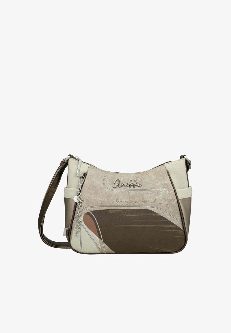 Bolso de hombro en beige, crema y marrón con la marca "Anekke", un charm de metal y la frase "learning no limits" en el frente.