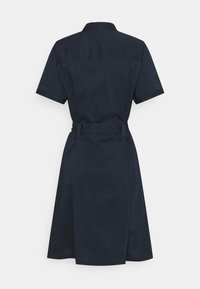 Marineblauwe shirtjurk met korte mouwen, getailleerde pasvorm en een ceintuur in de taille. Soepele stof, knielengte en een klassiek kraagontwerp.