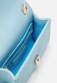 Valentino Bags Axelremsväska - blue