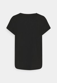 Camiseta de algodón negra con mangas cortas, cuello redondo y un corte holgado. El dobladillo está ligeramente curvado en la parte inferior. Textura suave.