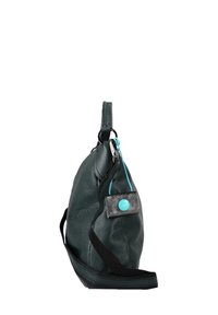 Borsa in pelle texturizzata verde scuro con una forma curva. Presenta una tracolla nera e un accento turchese sull'etichetta piccola attaccata.