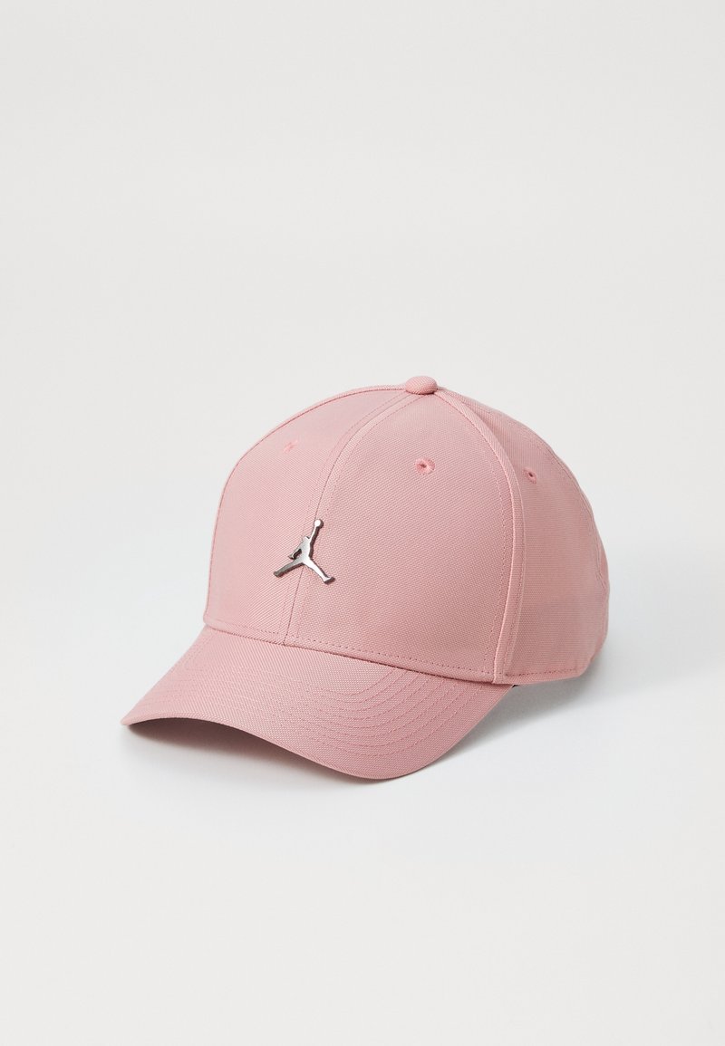 Casquette de baseball rose clair avec un logo métallique argenté représentant une personne sautant, centré sur le panneau avant sur un fond uni.