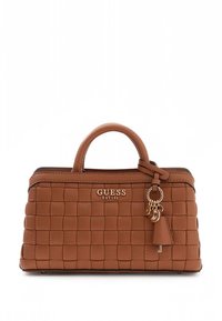 Sac à main en similicuir marron avec une texture tissée, deux poignées supérieures, des éléments métalliques dorés et un porte-clés orné d'un charm. Présente le logo de la marque.