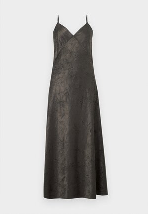 Vestido largo maxi de satén negro arrugado con finas tirantes de espagueti y escote en V con paneles frontales superpuestos.