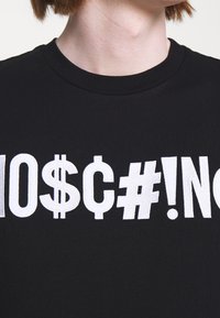 MOSCHINO T-shirt med print - black