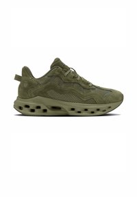 Zapatilla deportiva verde oliva con parte superior de malla y ante, cierre de cordones y suela gruesa con múltiples tubos de aire para amortiguación.