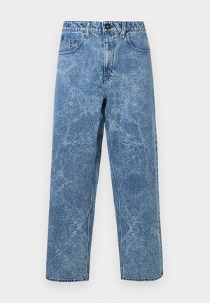 Niebieskie spodnie dżinsowe z przecieranego denimu o prostym kroju, z przednim zapięciem na guzik, szlufkami na pasek i pięcioma kieszeniami.
