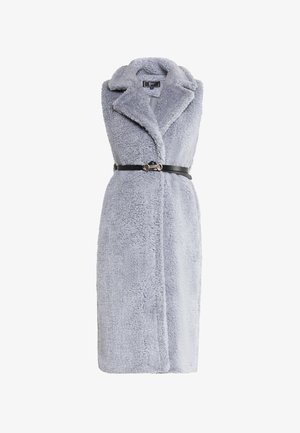 Grau gefütterte ärmellose Jacke aus Kunstpelz mit Schalkragen, mit einem schwarzen Lederband gegürtet, verfügt über eine weiche, strukturierte Oberfläche und ist knielang.