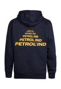 Námořnická modrá mikina s kapucí s žlutým nápisem "PETROL IND" v odstupňovaných velikostech na zadní straně. Čistý design s kapucí na drawstring.