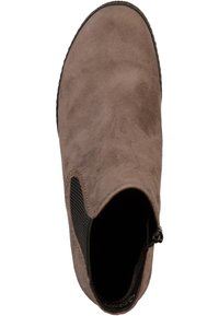 Bottine en daim marron avec panneaux élastiques latéraux et texture lisse. Caractérisée par un bout rond et une semelle noire en caoutchouc profilée basse.