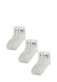 Weiße Baumwoll-Crew-Socken mit einem gerippten Bündchen und kleinem schwarzem Puma-Logo. Verkauft im Viererpack mit einer glatten, weichen Textur.