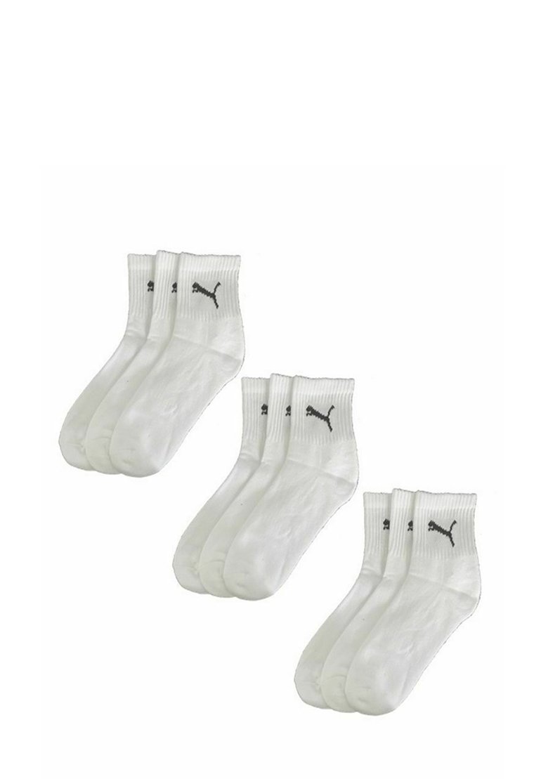 Weiße Baumwoll-Crew-Socken mit einem gerippten Bündchen und kleinem schwarzem Puma-Logo. Verkauft im Viererpack mit einer glatten, weichen Textur.