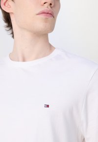 Tommy Hilfiger ESSENTIAL TEE - T-shirt imprimé - white