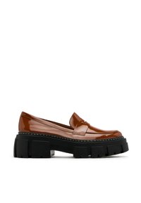 Mocasines de charol marrón con suela de plataforma negra gruesa y costuras blancas en contraste. Punta redondeada y detalle clásico de tira de penique.