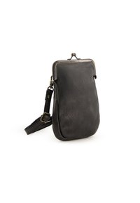 Sac à main en cuir noir avec une finition texturée, un fermoir en métal et une bandoulière réglable pour un transport pratique.