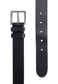 Ceinture en cuir noir avec une boucle en argent brillant, présentant deux passants en cuir et des trous uniformément espacés le long de la sangle pour l'ajustement.