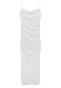 Bílé bezramenní šaty vyrobené z měkké látky s drapovaným designem, které mají boční nařasení a jemný nahrnutý detail podél délky.