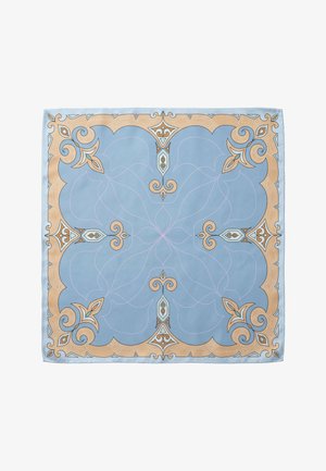 Vierkante sjaal met een lichtblauwe midden en een ingewikkeld beige en bruin sierlijk randpatroon met symmetrische bloem- en krulmotieven.