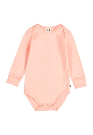 Miękki różowy body niemowlęce z długim rękawem, zapinane na zatrzaski u dołu, z dekoltem kopertowym na białym tle.