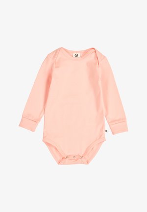 Weicher, rosa Baby-Body mit langen Ärmeln, Druckknöpfen am unteren Rand und Umschlaghals auf weißem Hintergrund.