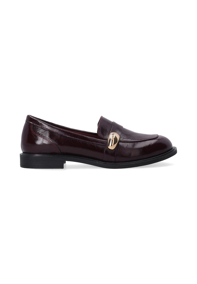 Burgunderfarbene LederSlipper mit flacher schwarzer Sohle, versehen mit einem polierten goldenen Zehenakzent und einer eleganten, glatten Textur.
