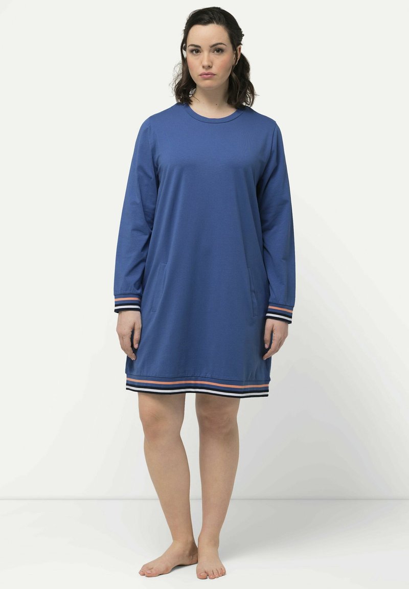 Sininen hupullinen mekko pitkähihaisilla, kahdella sivutaskulla ja raidoitetulla helmalla, jossa on tummansinisiä, valkoisia ja korallinvärisiä yksityiskohtia. Pehmeä kankaan rakenne.