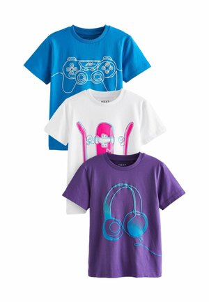 Tre T-shirts: blå med grafisk spelkontroll, vit med design av skateboard, lila med illustration av hörlurar. Tillverkat av bomull, korta ärmar.