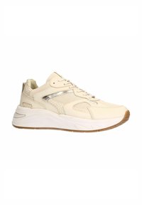 Beige sneaker met een gestructureerd ontwerp, voorzien van een glanzend metallic accent, een gevoerde zool en een mengsel van gladde en geperforeerde materialen.
