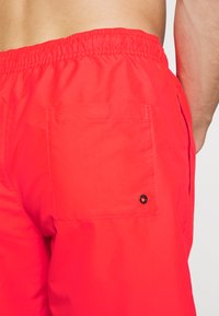 Calvin Klein Swimwear MEDIUM DRAWSTRING - Shorts da mare - bright vermillion