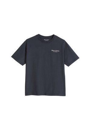 Ciemnoszary T-shirt z krótkim rękawem, okrągłym dekoltem i małym białym logo Marc O’Polo na lewej piersi.