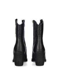 Botas tobilleras de cuero negro con un acabado texturizado, cierre de cremallera y tacón apilado. Presentan costuras decorativas a lo largo de los lados.