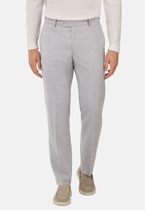Lichtgrijze op maat gemaakte broek met een gladde textuur, vlakke voorkant en twee zakken aan de voorkant; gedragen met een lichtgekleurde lange mouw shirt en casual schoenen.