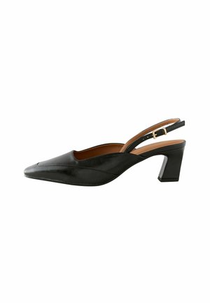 Musta nahkainen slingback-jalkine terävällä kärjellä, tekstuuripinnalla ja keskikorkealla lohkokannalla; säädettävä hihna metallisoljella.