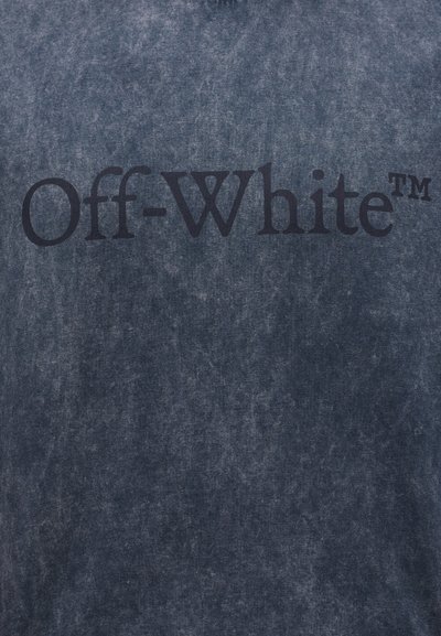 Σκούρο γκρι ύφασμα με μαύρο τυπωμένο κείμενο "Off-White™" σε serif γραμματοσειρά, κεντραρισμένο οριζόντια.