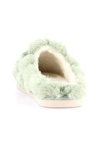 Pantofole verdi in plush con dettagli a pom-pom, interno morbido, forma arrotondata e suola di colore chiaro. Design di tessuto testurizzato e accogliente.
